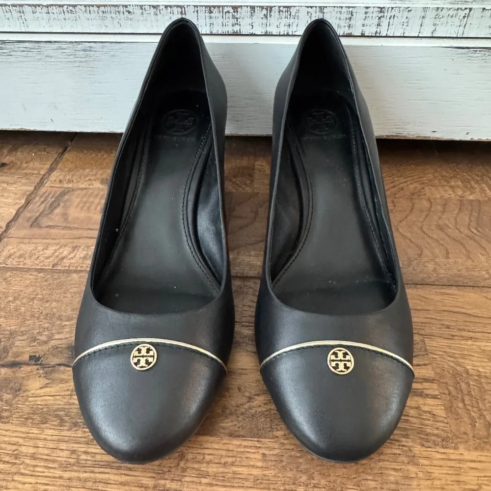 Tory Burch Tiffy Black Leather Wedge Pumps Gold Logo Cap Toe‎ Women's Size 8.5